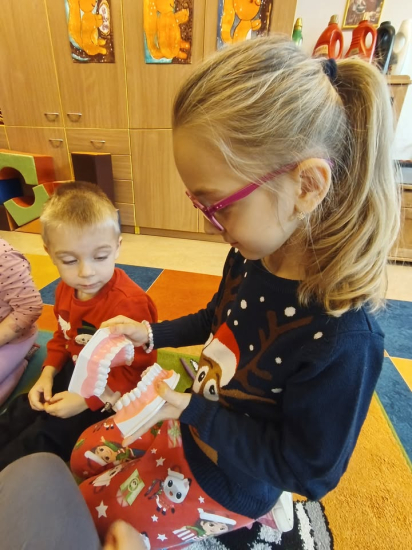 Děti ze třídy 4 Mateřské školy Školská navštívila dentální hygienistka.🦷🪥 Děti…