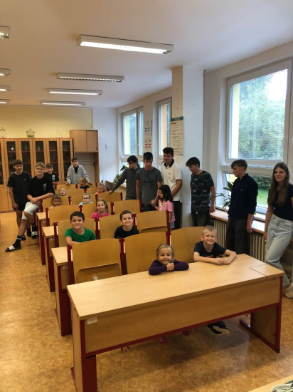 Deváťáci pomáhají prvňáčkůmŽáci devátých ročníků se seznámili s prvňáčky a…