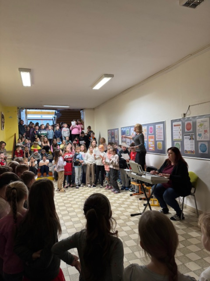 Čekání na Vánoce jsme si zpříjemnili zpěvem  koled. Přejeme všem krásné a…