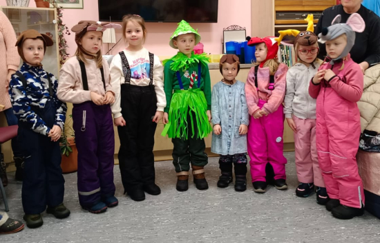 Děti z MŠ Školská v domově seniorů v Novém Jičíně