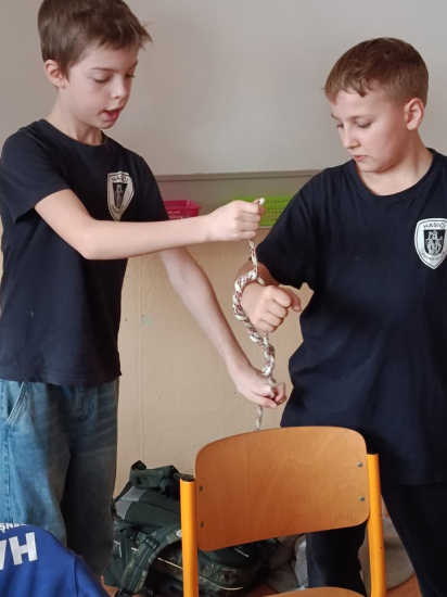 Dva žáci 4.B David Polášek a Filip Zátopek tentokrát všem pěti oddělením naší…