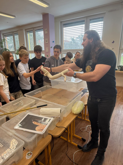 Žáci 7. ročníků se v pondělí 30.3. vydali do úžasného světa plazů. Pan Jakub…