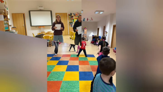 Mateřskou školu Školskou navštívily děvčata z osmé třídy, které si přišly…