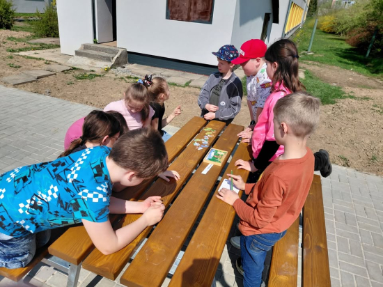 Páteční družinová výprava za pokladem na novém hřišti! 👣☀️​10 zábavných…