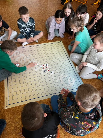 Máme v naší 4.A opět novou “zábavu”, tak jsme ji hned využili. Piškvorky nás…
