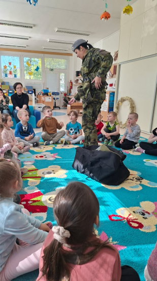Ve třídě Sluníčko v mateřské škole Dolní nás navštívila vojačka, která dětem…