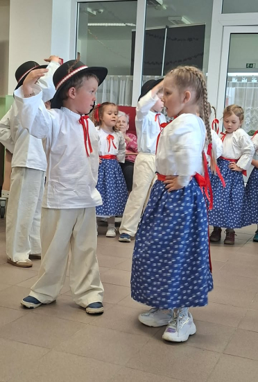 Děti z mateřské školy Dolní navštívily domov pro seniory Hortenzie, kde si pro…