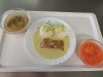 Rybí filé okoun nilský s kari omáčkou, rýže, mrkvový salát - 